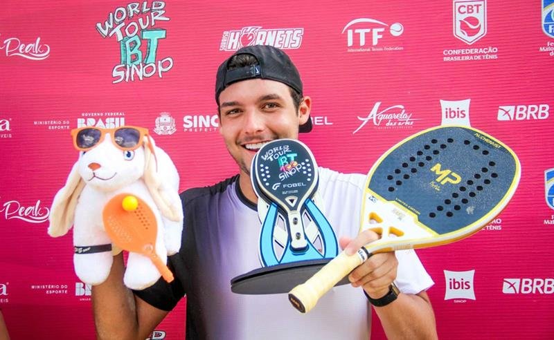 Miguel Peres conquista dois títulos ITF BT100 e consolida ascensão no beach tennis mundial