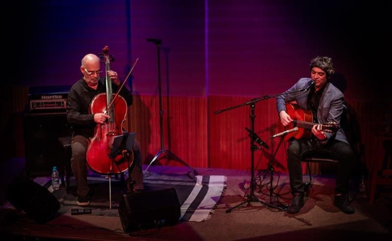 Fred Martins e Jaques Morelenbaum levam tributo a João Gilberto ao Clube do Choro de Brasília